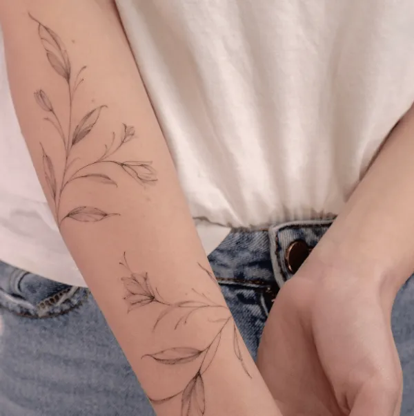 anara.tattooing, guest artist at True Canvas Vienna – Floral / Botanical, Fineline / One Line / Tiny Tattoos / Lettering