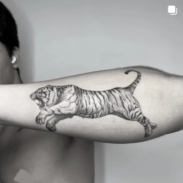atatunca, guest artist at True Canvas Vienna – Concept Art / Geometric, Realism – Black & Grey