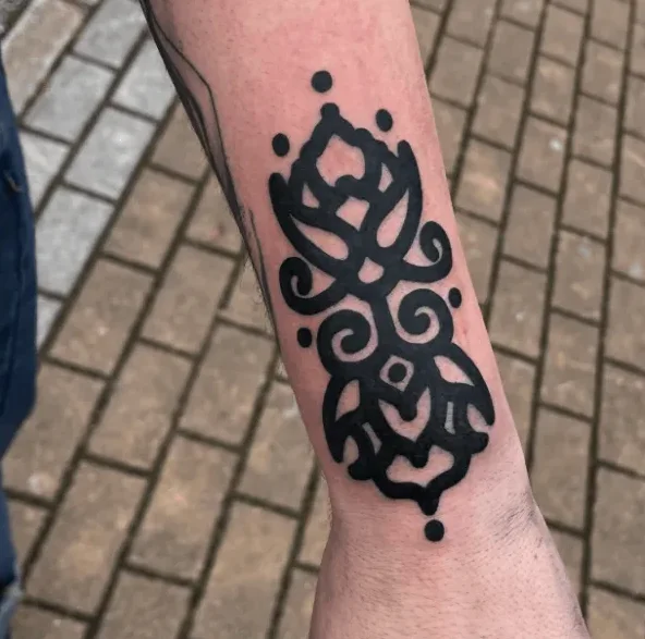 thyartispatt, guest artist at True Canvas Vienna – Blackwork / Blackout